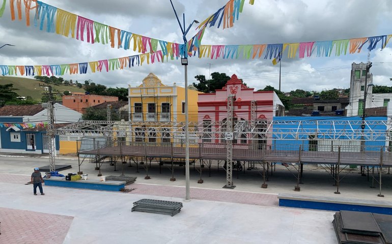 Mega estrutura do CarnaLaje começa a ser montada e São José da Laje é mais uma vez destino mais procurado do carnaval