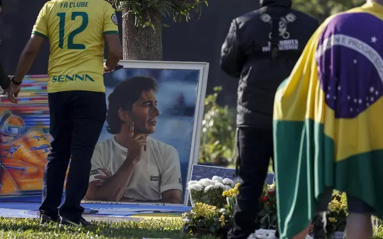 Fórmula 1 homenageia Ayrton Senna: 'Sempre em nossos pensamentos'