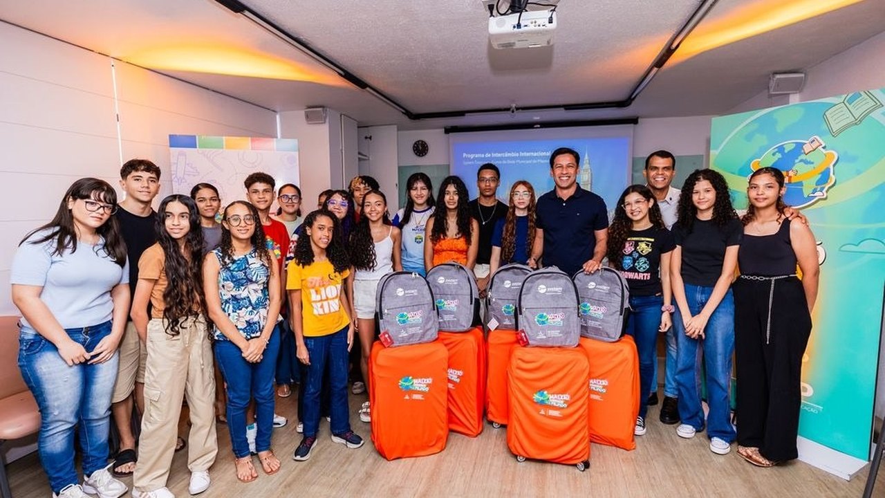 Prefeito Rodrigo Cunha entrega kits aos estudantes que embarcam para intercâmbio nesta sexta (17)
