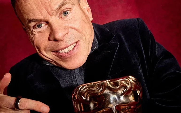 Warwick Davis, de 'Harry Potter', recebe Ordem do Império Britânico das mãos do príncipe William