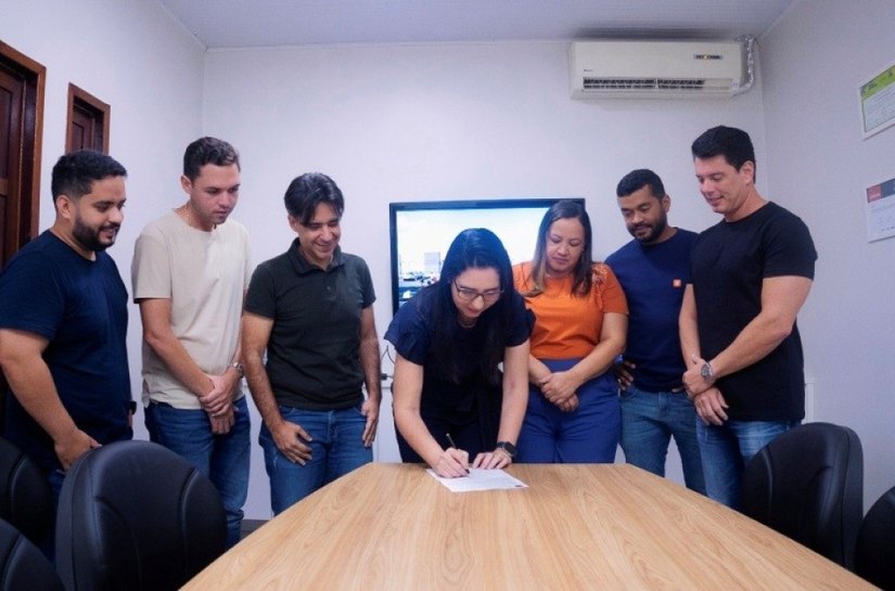 Prefeita Pauline Pereira assina ordem de serviços para construção de nova creche no Olival Tenório