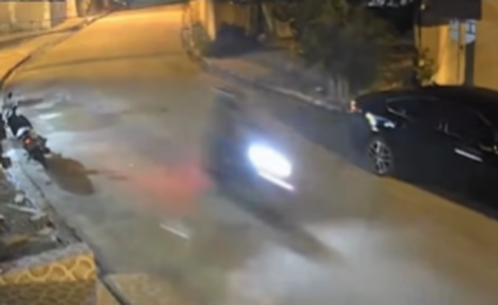 Imagens mostram o momento em que o homem para o veículo em frente à residência do vereador Imagens mostram o momento em que o homem para o veículo em frente à residência do vereador