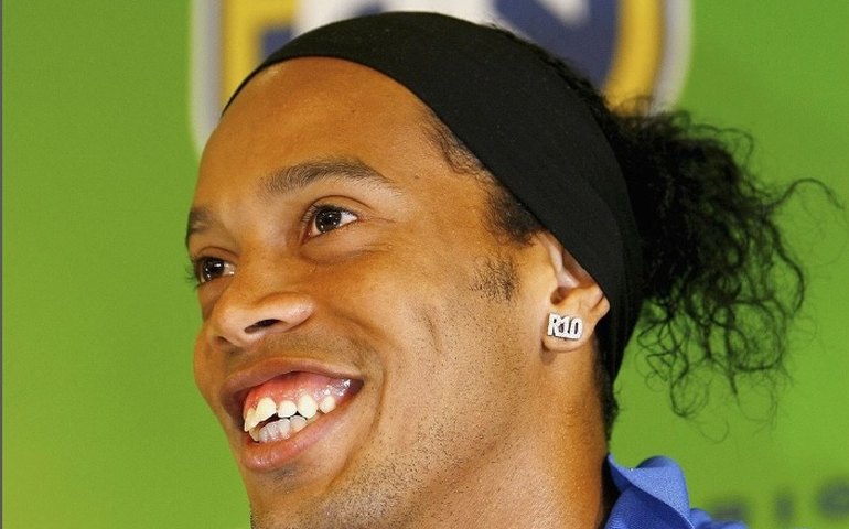 Treinador na ‘era Ronaldinho’, Frank Rijkaard pode voltar ao Barcelona, diz jornal