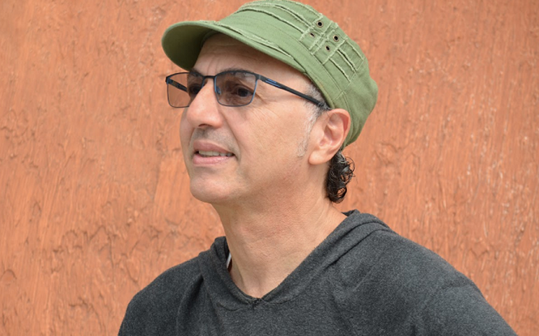 Zeca Baleiro lança disco só com sambas autorais