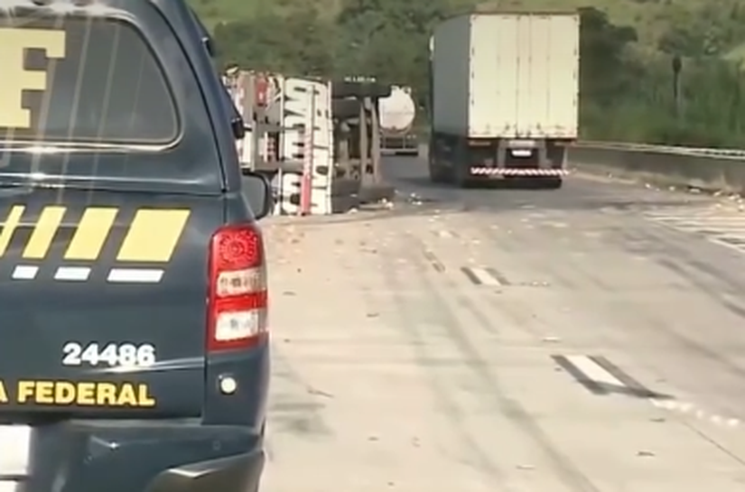 Motorista morre após caminhão tombar na BR-101, em Pilar