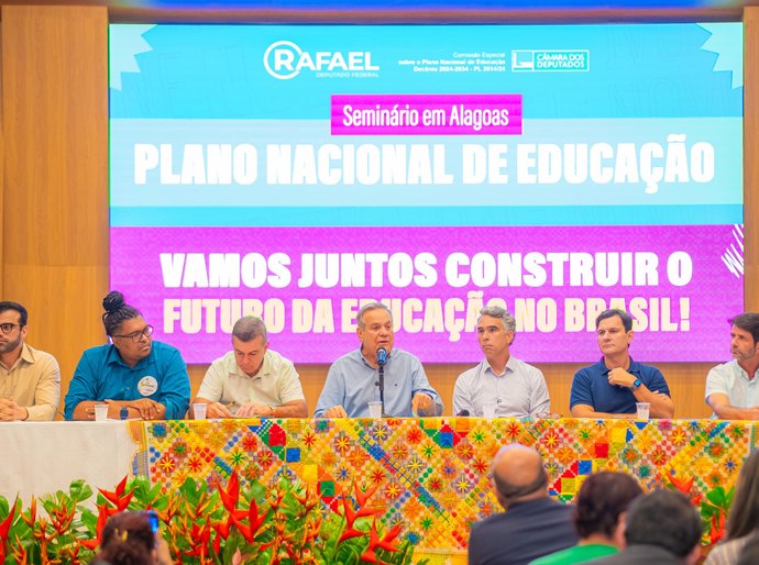 Lessa participa de seminário sobre novo Plano Nacional de Educação