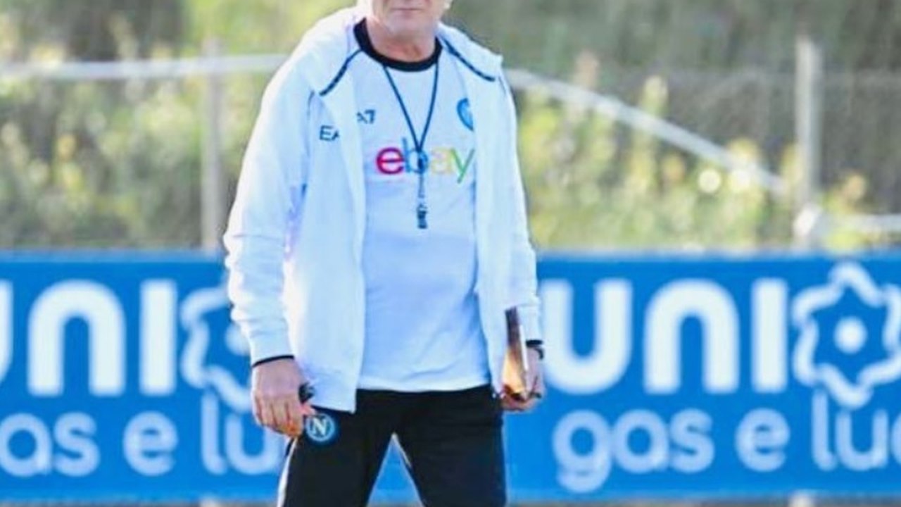 Mazzarri assume Napoli cheio de ambição: 'Resgatar o futebol que encantou a Itália e a Europa'