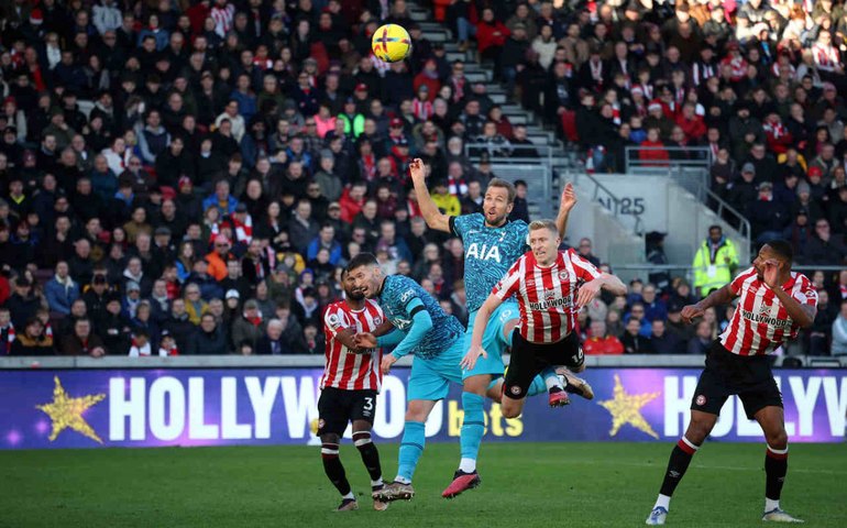 Brentford abre 2 a 0, mas Tottenham busca empate no retorno do Campeonato Inglês