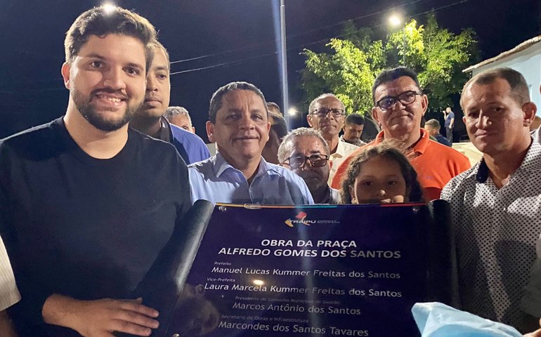 Prefeito Lucas Santos inaugura praça e pavimentação no Povoado Bom Caradá