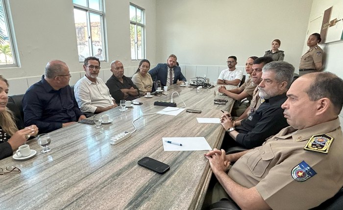 Secretário Flávio Saraiva e comandante Paulo Amorim recebem familiares do jovem Gabriel Lincoln Secretário Flávio Saraiva e comandante Paulo Amorim recebem familiares do jovem Gabriel Lincoln