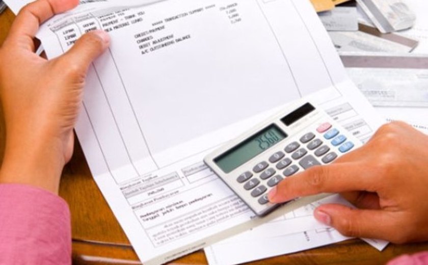 Bancos devem parar de debitar do salário de aposentada vítima de fraude