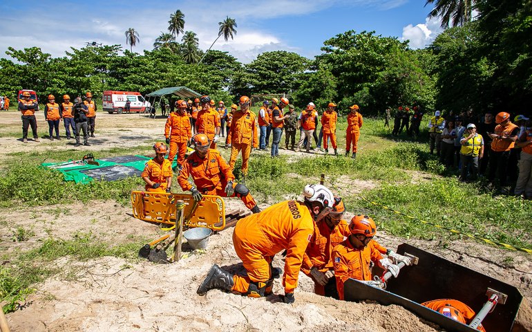 Defesa Civil de Maceió participa de simulado de resgate no Pontal da Barra