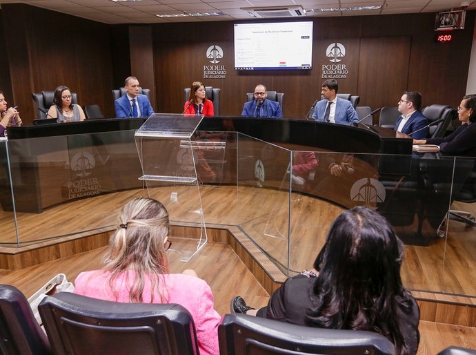 TJAL reúne entidades para discutir implantação de residências terapêuticas