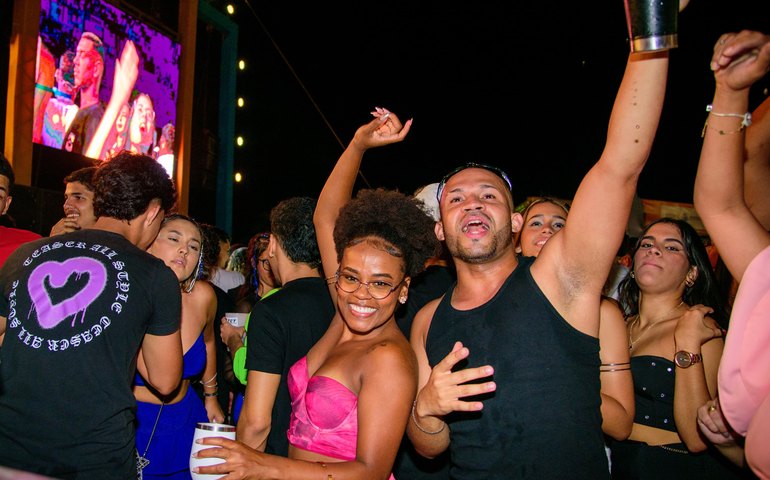 Com Xanddy Harmonia no trio, arapiraquenses comemoram a abertura do Folia de Rua 2025