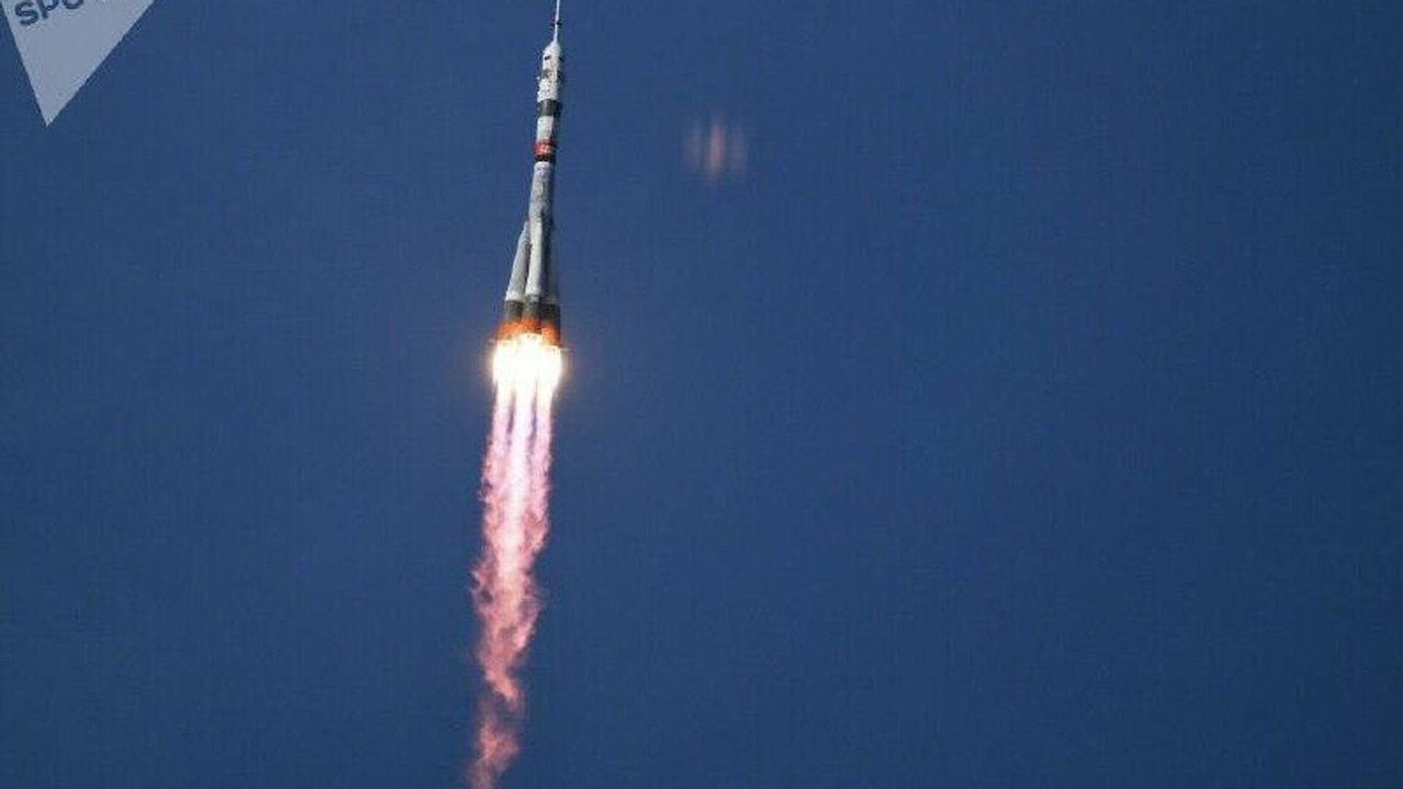 Foguete Soyuz-2.1a lança espaçonave russa Soyuz MS-28 rumo à órbita