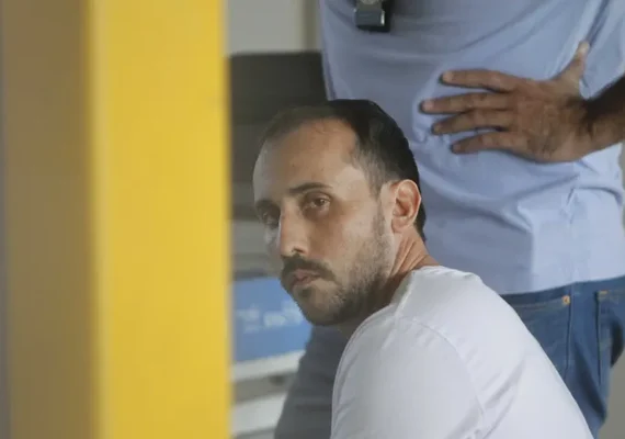 Pais desocupam apartamento ﻿de anestesista preso por estupro