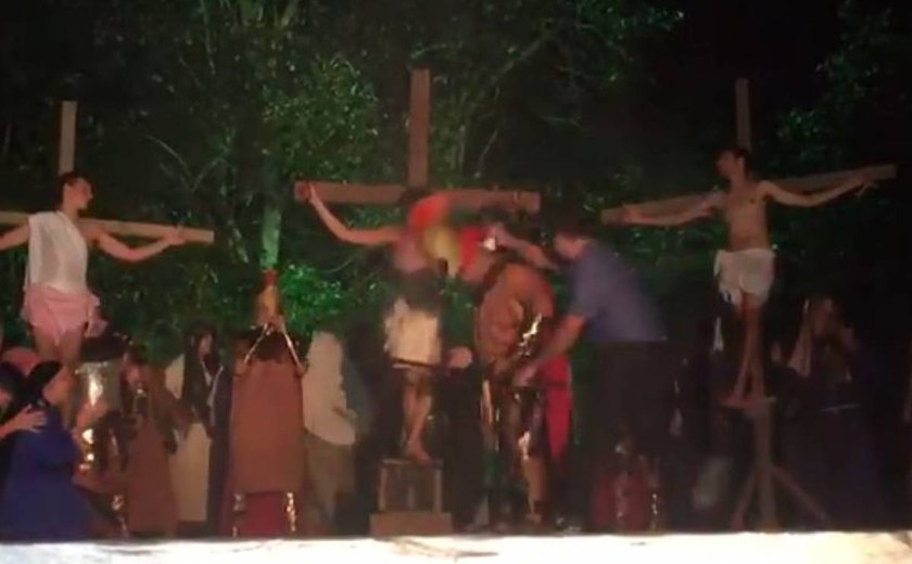Homem invade palco e dá golpe de capacete para salvar &#8216;Jesus&#8217; em peça teatral