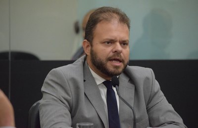 Promulgada lei do deputado Léo Loureiro que institui a inclusão de intérprete de Libras na TV