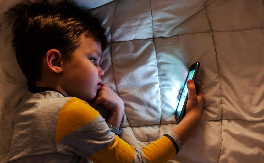 Como os algoritmos fazem as crianças e adolescentes entrarem em bolhas perigosas na internet