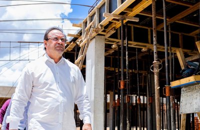 Prefeito Luciano acompanha obras de escola-modelo em Arapiraca