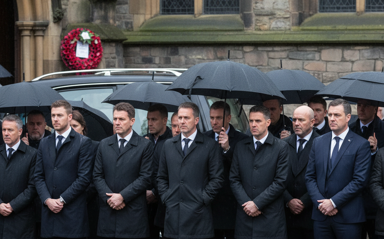 O enterro que reuniu Liam Gallagher, Peter Hook, David Beckham e Gary Neville; entenda