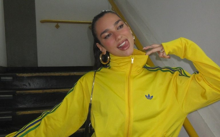 Dua Lipa indica livraria carioca durante passagem pelo Brasil