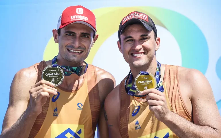 George e André levam primeiro lugar no vôlei de praia