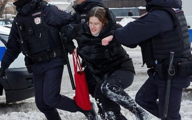 Justiça russa começa a condenar à prisão pessoas detidas nos atos em memória a Navalny