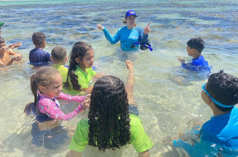 Projeto Barco-Escola abre temporada de educação ambiental com aula nas Piscinas Naturais da Pajuçara