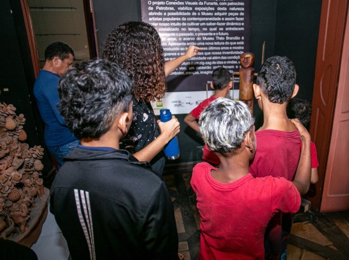 Crianças e adolescentes do abrigo Acolher visitam o Museu Théo Brandão