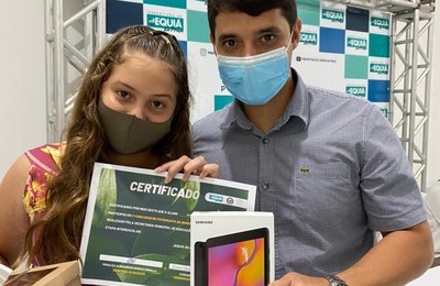 Prefeitura de Jequiá da Praia entrega prêmios para estudantes vencedores dos concurso de desenho e fotografia