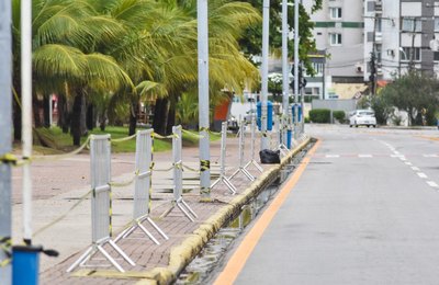 Prefeitura instala equipamentos para isolamento da orla da capital