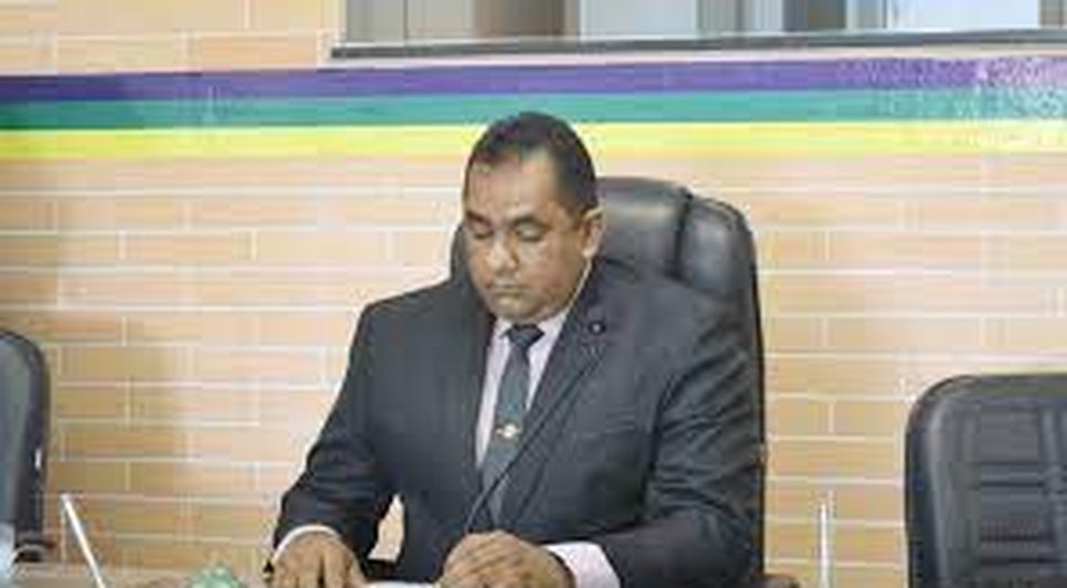 Após retornar de licença, prefeito de Canindé de São Francisco exonera servidores de cargos comissionados