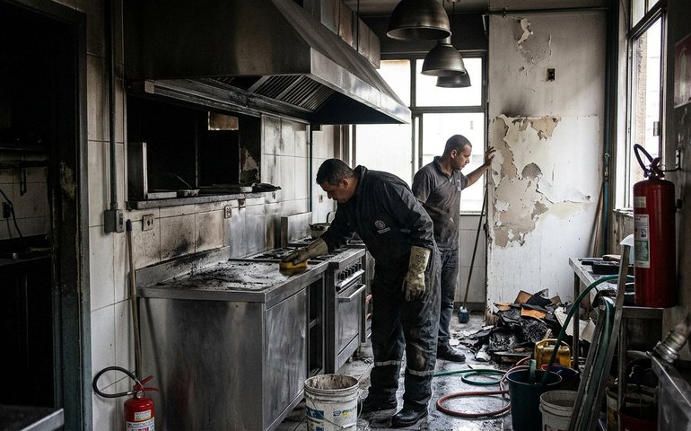Funcionários atuam em recuperação após incêndio em cozinha no Edifício Touring, no Rio