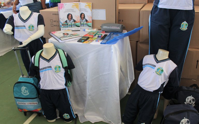 Secretaria de Educação de Coruripe inicia entrega do kit escolar