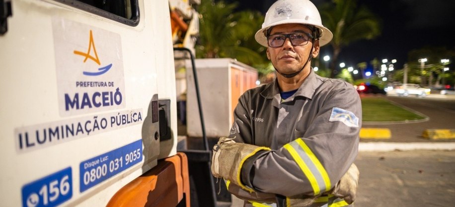 O objetivo é identificar os pontos que precisam de atendimento e fazer a luz voltar, conta Rosenildo Elísio, profissional da iluminação pública. Foto: Alisson Frazão/Secom Maceió