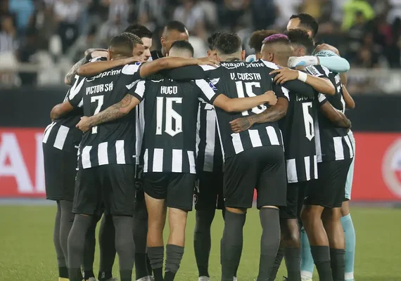 Botafogo busca o empate com o Athletico-PR no último lance e mantém liderança do Brasileirão