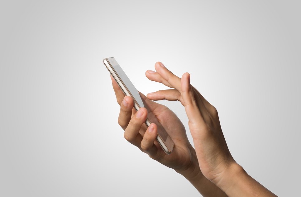 mulher-mao-segurando-telefone-tela-vazia-tela-copie-o-espaco-hand-holding-smartphone-isolado-no-fundo-branco / Foto: Foto: Freepik/ Ilustrativa