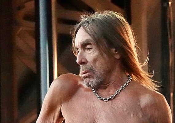Iggy Pop deixa palco dentro de caixão após show em Londres