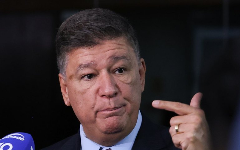 Dino dá cinco dias para senador explicar repasses de emendas à Lagoinha