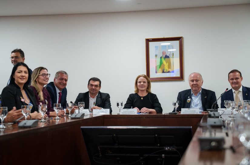 Ziulkoski reforça preocupação com pautas-bombas em reunião com a ministra Gleisi Hoffman