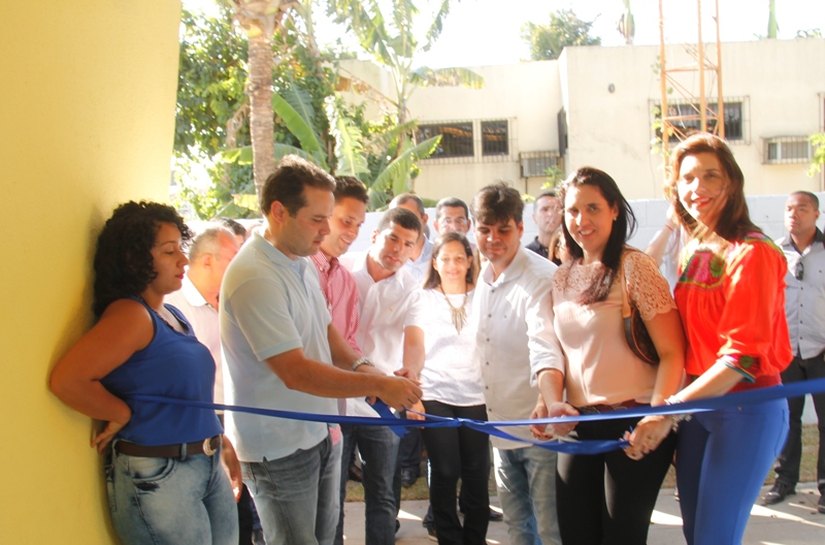Prefeita e governador entregam casas e quadra poliesportiva em Campo Alegre