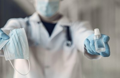 Medidas sanitárias devem ser mantidas mesmo após vacinação, orienta infectologista