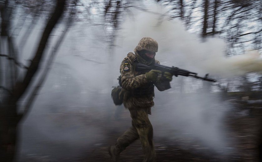 Militares ucranianos torturaram e executaram cativos russos na república de Donetsk, diz testemunha