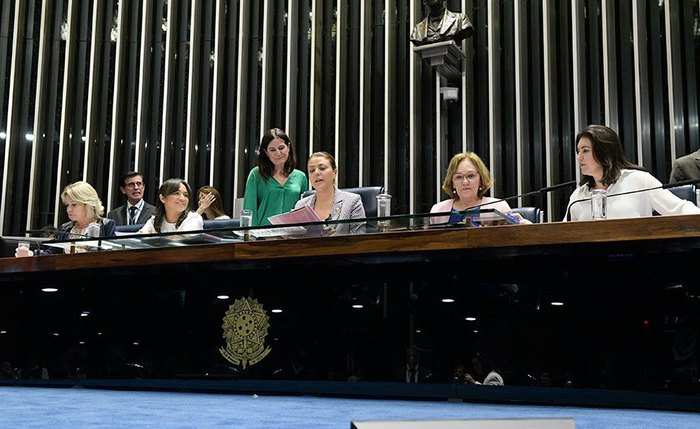 Senadoras Juíza Selma, Eliziane Gama, Leila Barros, Zenaide Maia e Simone Tebet no Plenário em 12 de março