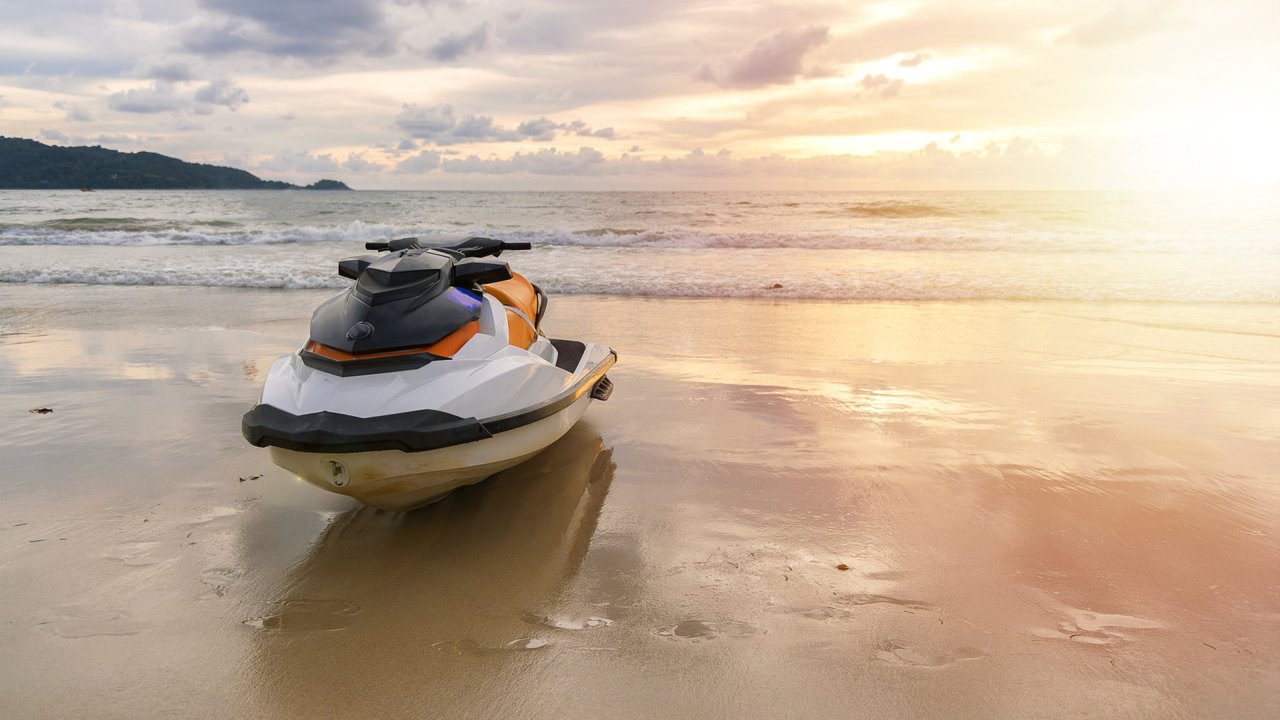 Mãe morre após ser atropelada por filhas gêmeas em moto aquática durante viagem na França
