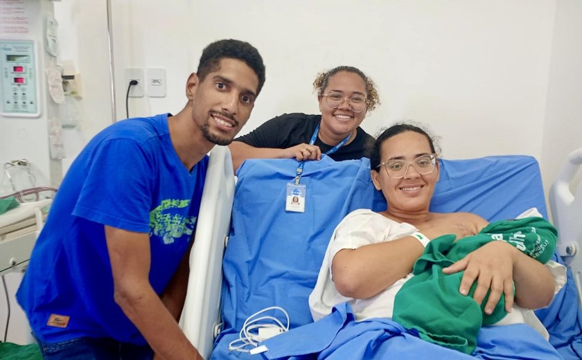 Com intérprete de libras, mulher surda tem parto acessível em hospital de Maceió