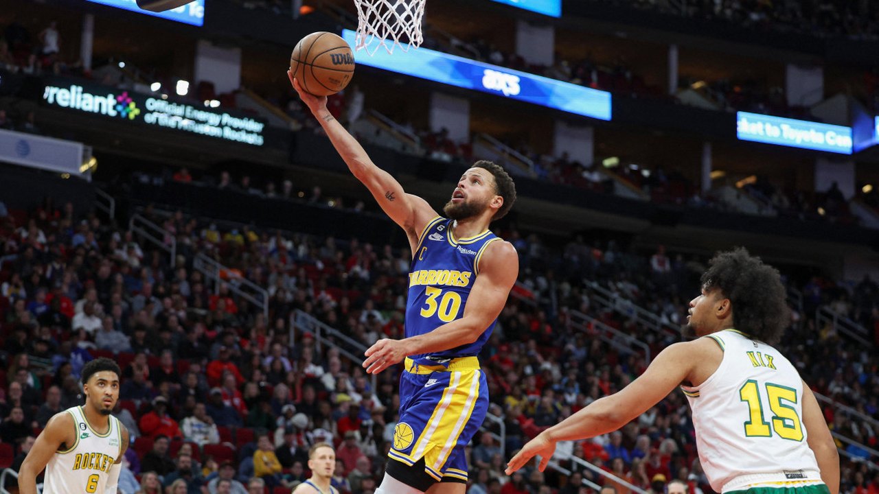 Curry e Thompson somam 74 pontos e Warriors ganham a primeira fora de casa na NBA
