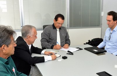 Sesau recebe monitores e cardioversores para unidades de saúde do Estado