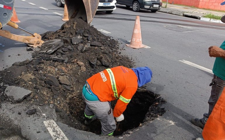 Obra emergencial recupera rede de drenagem na Avenida Dona Constança
